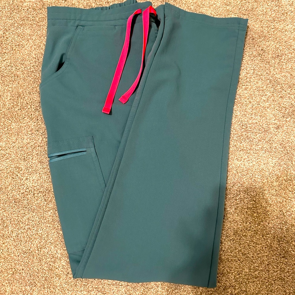 Women’s Yola Skinny Scrub Pants in Hydrogreen